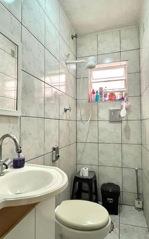 Casa para alugar com 250m², 5 quartos e 2 vagas Casa para alugar com 250m², 5 quartos e 2 vagasBanheiro 1 Casa 2