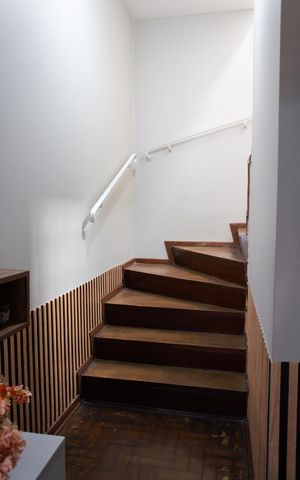 Casa à venda com 176m², 3 quartos e 2 vagas Casa à venda com 176m², 3 quartos e 2 vagasEscadas