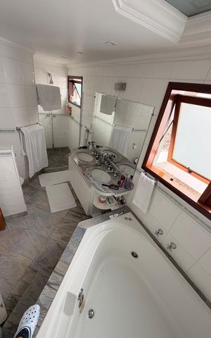 Casa de condomínio à venda com 400m², 4 quartos e 6 vagas Casa de condomínio à venda com 400m², 4 quartos e 6 vagasBanheiro
