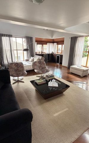 Casa de condomínio à venda com 400m², 4 quartos e 6 vagas Casa de condomínio à venda com 400m², 4 quartos e 6 vagasSala