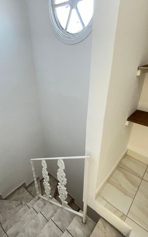 Casa à venda com 90m², 2 quartos e 1 vaga Casa à venda com 90m², 2 quartos e 1 vagaEscada