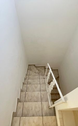 Casa à venda com 90m², 2 quartos e 1 vaga Casa à venda com 90m², 2 quartos e 1 vagaEscada