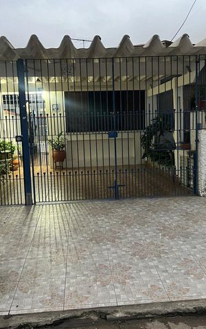Casa à venda com 138m², 3 quartos e 2 vagas Casa à venda com 138m², 3 quartos e 2 vagasÁrea externa