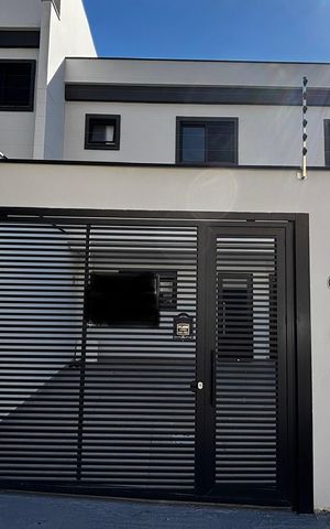 Casa à venda com 126m², 3 quartos e 2 vagas Casa à venda com 126m², 3 quartos e 2 vagasFachada