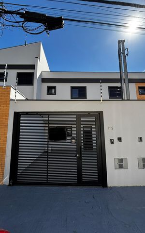 Casa à venda com 126m², 3 quartos e 2 vagas Casa à venda com 126m², 3 quartos e 2 vagasFachada