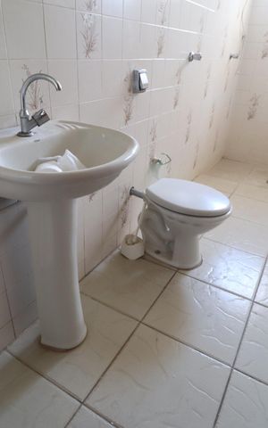 Casa para alugar com 250m², 5 quartos e 2 vagasBanheiro social
