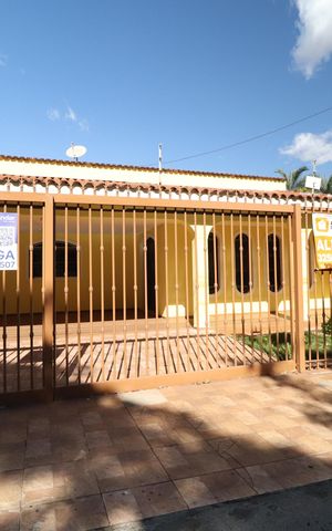 Casa para alugar com 250m², 5 quartos e 2 vagasFachada