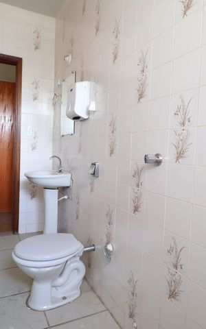 Casa para alugar com 250m², 5 quartos e 2 vagasBanheiro social