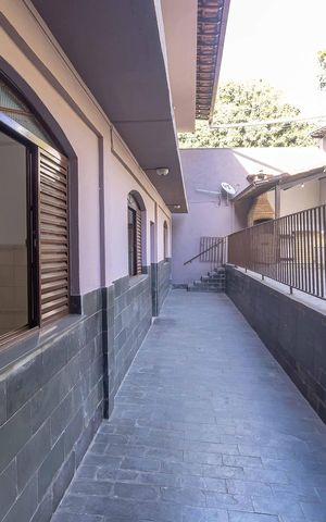 Casa à venda com 360m², 5 quartos e 3 vagas Casa à venda com 360m², 5 quartos e 3 vagasÁrea externa
