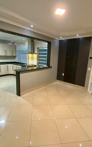 Casa à venda com 209m², 4 quartos e 2 vagas Casa à venda com 209m², 4 quartos e 2 vagasSala
