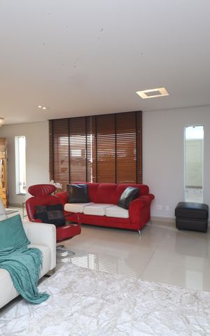 Casa à venda com 400m², 3 quartos e 5 vagas Casa à venda com 400m², 3 quartos e 5 vagasSala