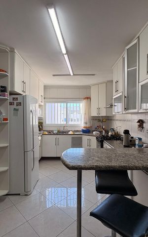 Casa à venda com 316m², 3 quartos e 5 vagas Casa à venda com 316m², 3 quartos e 5 vagasCozinha