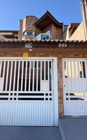 Casa à venda com 316m², 3 quartos e 5 vagas Casa à venda com 316m², 3 quartos e 5 vagasFachada