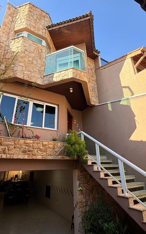 Casa à venda com 316m², 3 quartos e 5 vagas Casa à venda com 316m², 3 quartos e 5 vagasGaragem