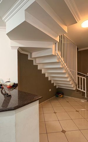 Casa à venda com 316m², 3 quartos e 5 vagas Casa à venda com 316m², 3 quartos e 5 vagasSala