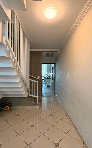 Casa à venda com 316m², 3 quartos e 5 vagas Casa à venda com 316m², 3 quartos e 5 vagasSala