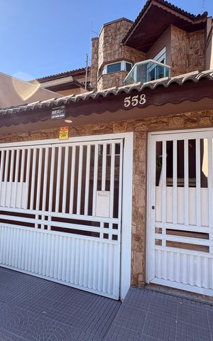 Casa à venda com 316m², 3 quartos e 5 vagas Casa à venda com 316m², 3 quartos e 5 vagasFachada