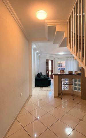 Casa à venda com 316m², 3 quartos e 5 vagas Casa à venda com 316m², 3 quartos e 5 vagasSala