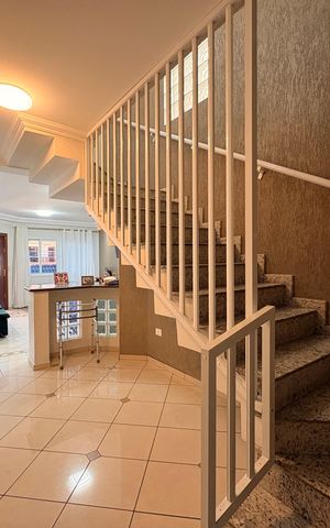 Casa à venda com 316m², 3 quartos e 5 vagas Casa à venda com 316m², 3 quartos e 5 vagasSala