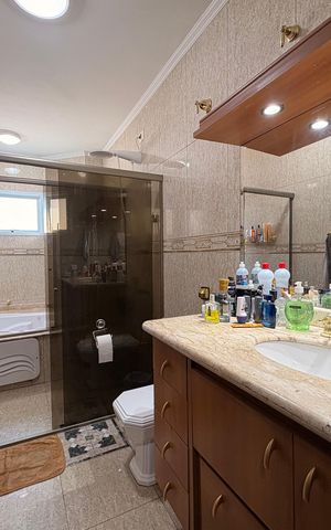 Casa à venda com 316m², 3 quartos e 5 vagas Casa à venda com 316m², 3 quartos e 5 vagasBanheiro da suíte
