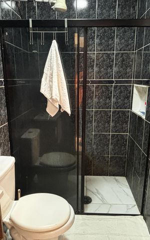 Casa à venda com 240m², 3 quartos e 2 vagas Casa à venda com 240m², 3 quartos e 2 vagasCasa 2 - Banheiro