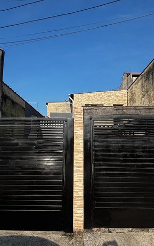 Casa à venda com 240m², 3 quartos e 2 vagas Casa à venda com 240m², 3 quartos e 2 vagasFachada