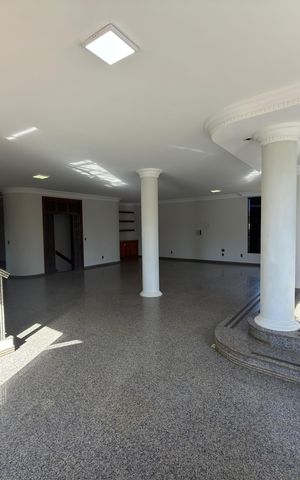 Casa à venda com 5000m², 10 quartos e 4 vagas Casa à venda com 5000m², 10 quartos e 4 vagasSala