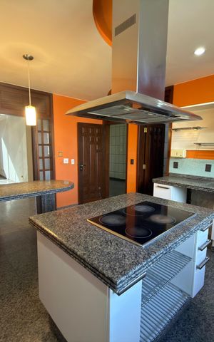 Casa à venda com 5000m², 10 quartos e 4 vagas Casa à venda com 5000m², 10 quartos e 4 vagasCozinha interna