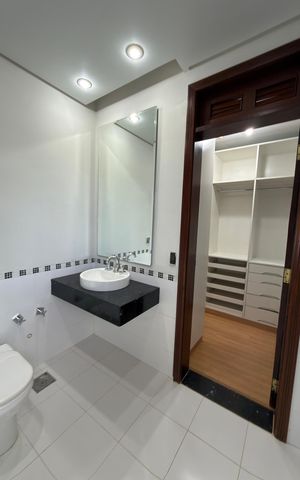 Casa à venda com 5000m², 10 quartos e 4 vagas Casa à venda com 5000m², 10 quartos e 4 vagasBanheiro da Suíte 2