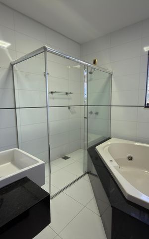 Casa à venda com 5000m², 10 quartos e 4 vagas Casa à venda com 5000m², 10 quartos e 4 vagasBanheiro da Suíte 5