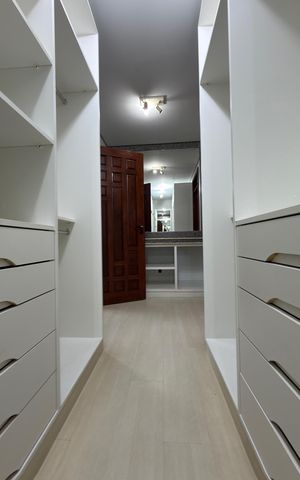 Casa à venda com 5000m², 10 quartos e 4 vagas Casa à venda com 5000m², 10 quartos e 4 vagasCloset da Suíte 2