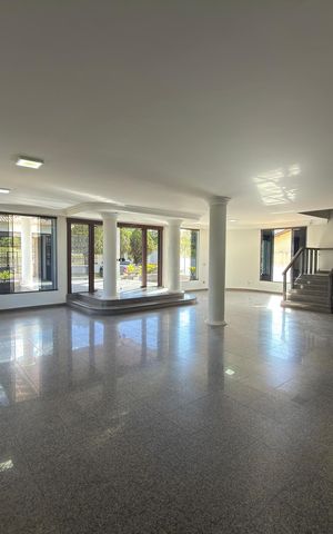 Casa à venda com 5000m², 10 quartos e 4 vagas Casa à venda com 5000m², 10 quartos e 4 vagasSala