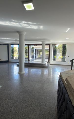 Casa à venda com 5000m², 10 quartos e 4 vagas Casa à venda com 5000m², 10 quartos e 4 vagasSala