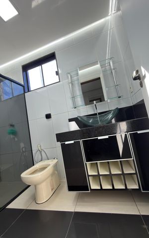 Casa à venda com 400m², 3 quartos e 2 vagas Casa à venda com 400m², 3 quartos e 2 vagasBanheiro social