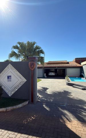 Casa à venda com 400m², 3 quartos e 2 vagas Casa à venda com 400m², 3 quartos e 2 vagasFachada