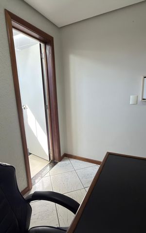Casa à venda com 400m², 3 quartos e 2 vagas Casa à venda com 400m², 3 quartos e 2 vagasEscritório