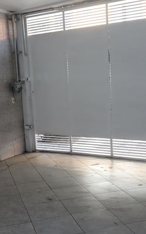 Casa para alugar com 210m², 3 quartos e 2 vagasHall de entrada e garagem