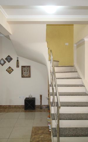 Casa para alugar com 100m², 4 quartos e 2 vagasEscada