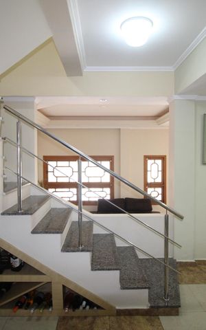 Casa para alugar com 100m², 4 quartos e 2 vagasEscada