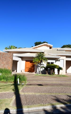 Casa de condomínio para alugar com 500m², 4 quartos e 5 vagasFachada