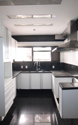 Apartamento à venda com 222m², 4 quartos e 4 vagasCozinha