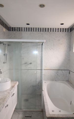 Apartamento à venda com 222m², 4 quartos e 4 vagasBanheiro 3