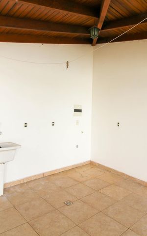 Casa de condomínio para alugar com 347m², 3 quartos e 3 vagas Casa de condomínio para alugar com 347m², 3 quartos e 3 vagasÁrea de Serviço
