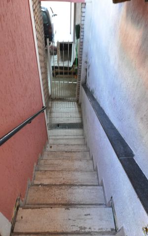 Casa à venda com 360m², 7 quartos e 4 vagasEscada de acesso