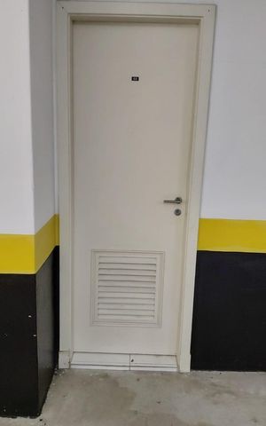 Apartamento para alugar com 165m², 4 quartos e 3 vagas Apartamento para alugar com 165m², 4 quartos e 3 vagasDeposito na garagem