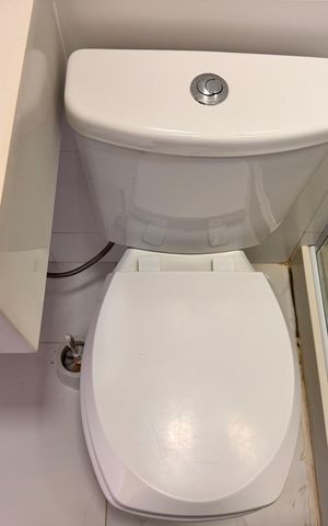 Casa de condomínio para alugar com 297m², 6 quartos e 2 vagas Casa de condomínio para alugar com 297m², 6 quartos e 2 vagasBanheiro de Serviço