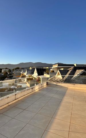 Casa de condomínio para alugar com 297m², 6 quartos e 2 vagas Casa de condomínio para alugar com 297m², 6 quartos e 2 vagasTerraço