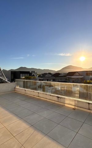 Casa de condomínio para alugar com 297m², 6 quartos e 2 vagas Casa de condomínio para alugar com 297m², 6 quartos e 2 vagasTerraço