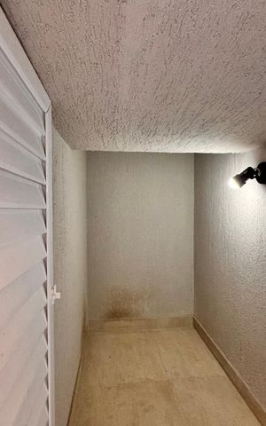 Casa de condomínio para alugar com 297m², 6 quartos e 2 vagas Casa de condomínio para alugar com 297m², 6 quartos e 2 vagasCompartimento - Área de Serviço