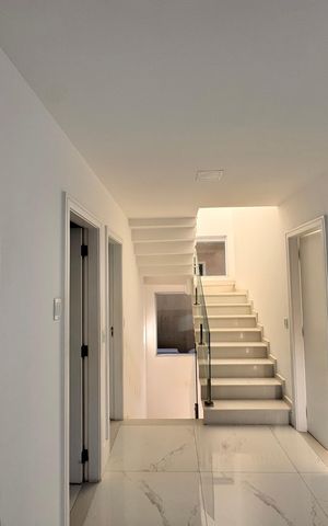 Casa de condomínio para alugar com 297m², 6 quartos e 2 vagas Casa de condomínio para alugar com 297m², 6 quartos e 2 vagasHall Dormitórios